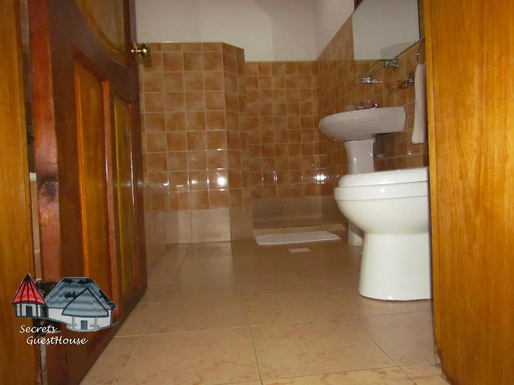 Secrets Guest House Entebbe 4*,